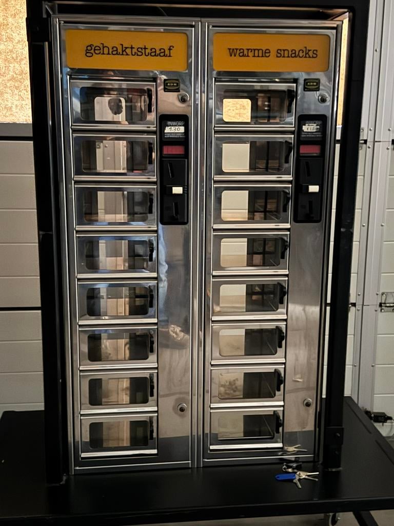 Snackautomaat- snackmuur- loketautomaten- automatiek, Ophalen, Zo goed als nieuw