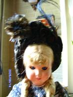 oude pop met antiek zwart fluwelen hoed muts met veer, Ophalen of Verzenden