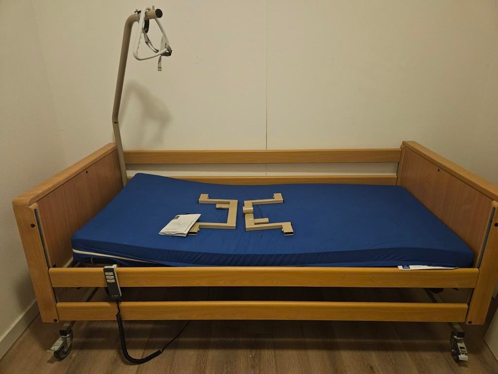 Elektrisch hoog/laag bed met zorgmatras - Z.g.a.n., Ophalen, Verstelbaar, 90 cm, Zo goed als nieuw