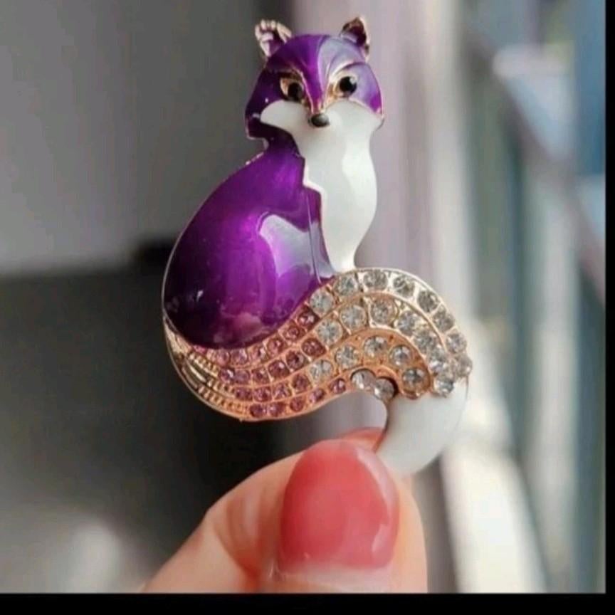 Nieuwe paarse vos broche met strass steentjes, Ophalen, Overige materialen, 4 tot 7 cm, Paars