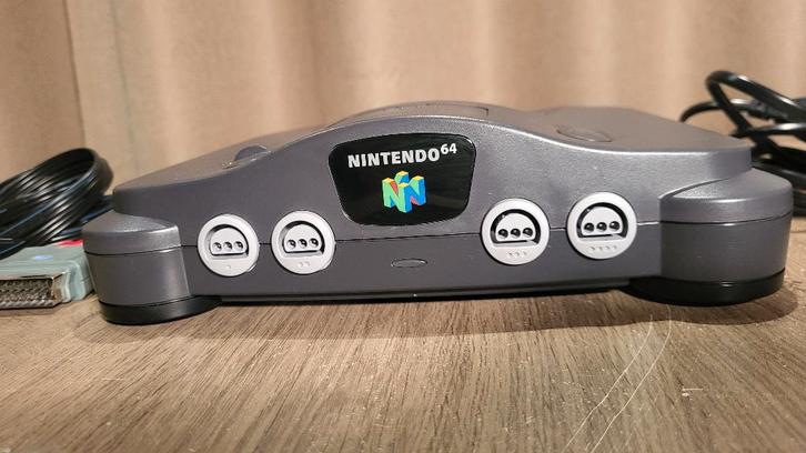 Nintendo64 + 4 Controllers + Games, Spelcomputers en Games, Spelcomputers | Nintendo 64, Zo goed als nieuw, Met 3 controllers of meer