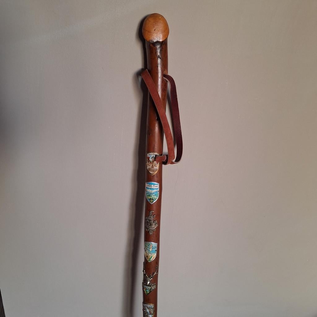 Wandelstok souvenir wortelstok 14 schildjes, Ophalen, Gebruikt