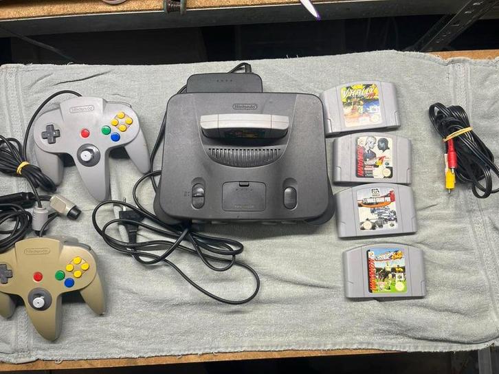 Nintendo 64 Console met 2 Controllers en 4 Games, Spelcomputers en Games, Spelcomputers | Nintendo 64, Gebruikt, Met 2 controllers