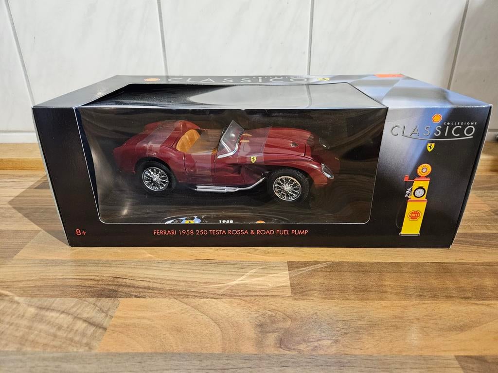 Shell 1957 Ferrari Testarossa met benzinepomp in OVP, Ophalen of Verzenden, Zo goed als nieuw, Bburago