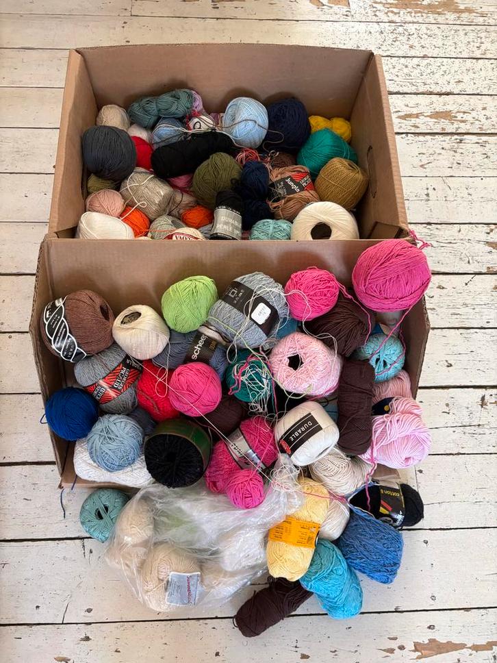 Grote doos met diverse bollen wol en garen, Hobby en Vrije tijd, Breien en Haken, Zo goed als nieuw, Breien of Haken, Wol of Garen