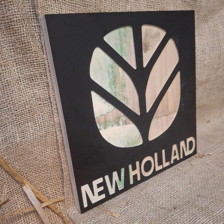 New Holland Logo gefrees uit hout / betonplex, Huis en Inrichting, Woonaccessoires | Wanddecoraties, Nieuw, Ophalen of Verzenden