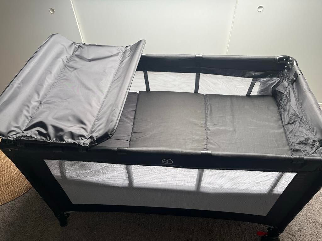 Campingbed met bodemverhoger, aankleedvlak en matras, Kinderen en Baby's, Babywiegjes en Ledikanten, Ophalen, Zo goed als nieuw
