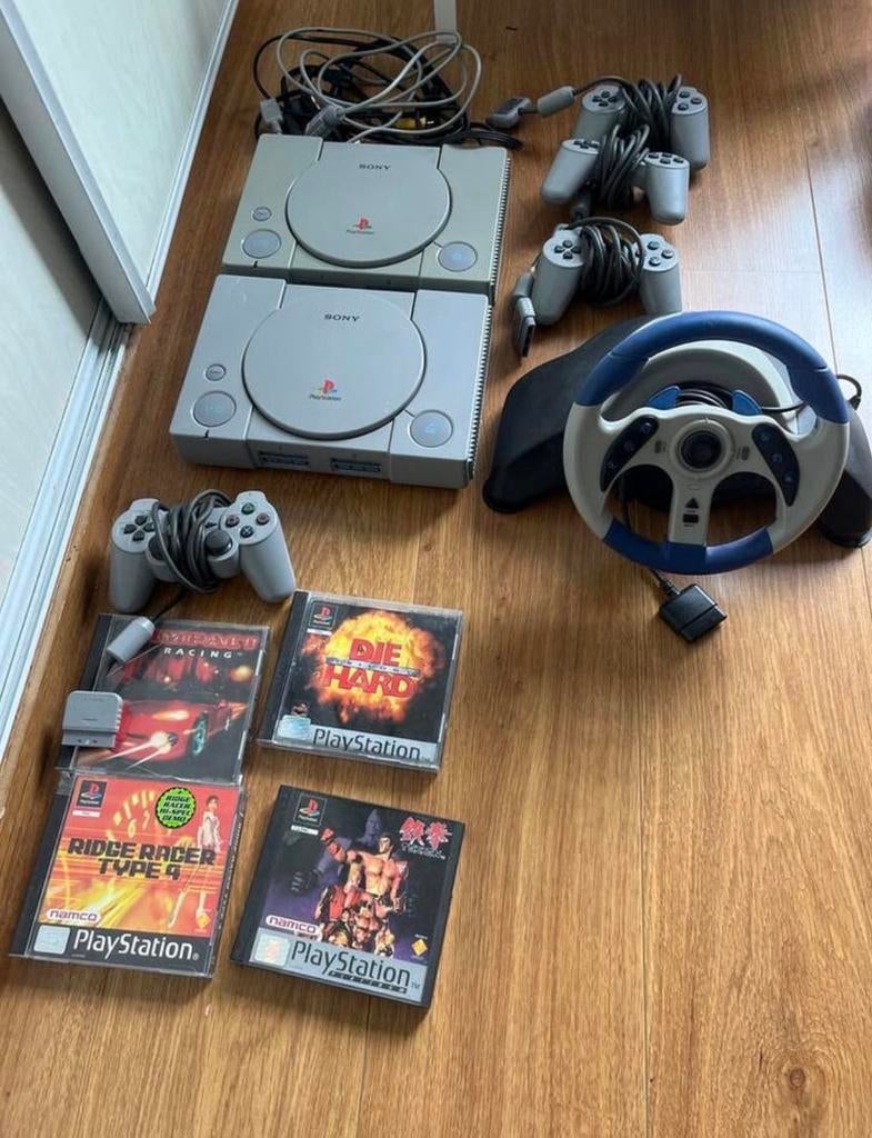 2x PlayStation 1 Bundel met 4 controllers, 4 games & stuur, Spelcomputers en Games, Games | Sony PlayStation 1, Gebruikt, Racen en Vliegen