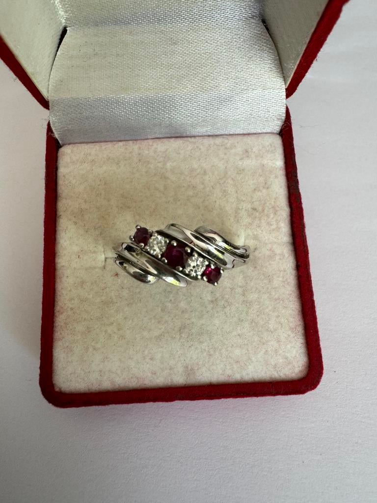 14 KRT.WIT GOUDEN RING MET DIAMANTEN EN ROBIJNEN, Sieraden, Tassen en Uiterlijk, Ringen, Wit, Ophalen of Verzenden, Zo goed als nieuw