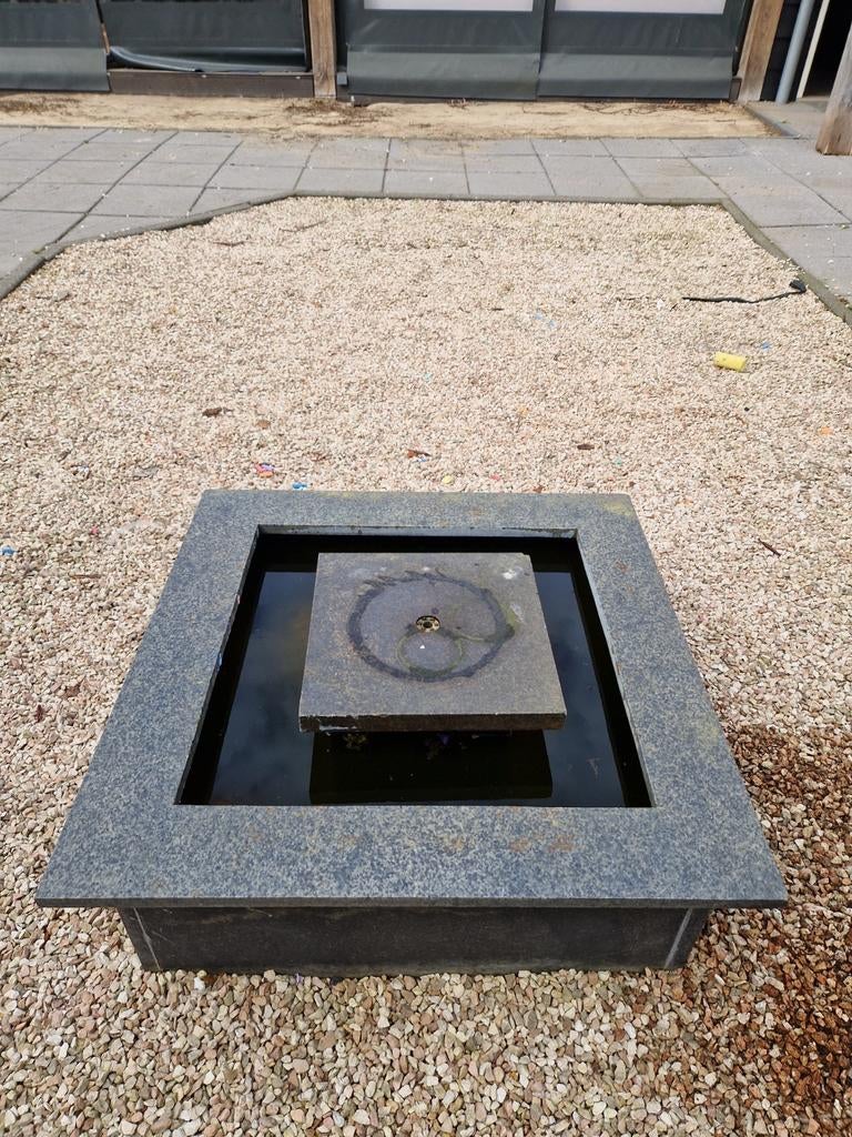 Vierkante fontein van graniet, Ophalen, Fontein