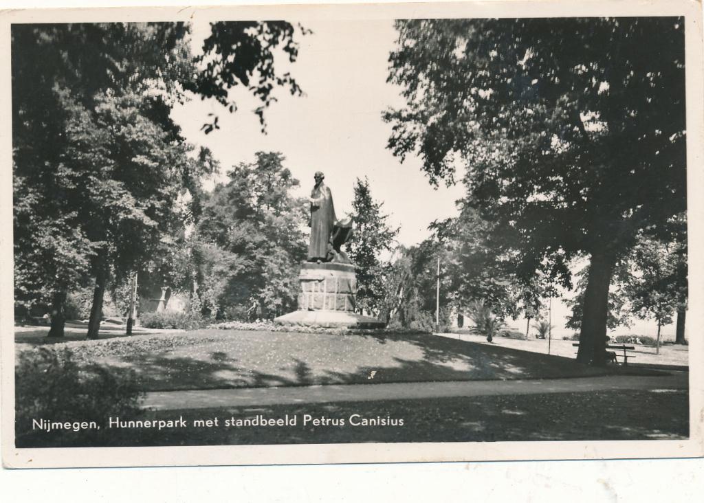9604 Nijmegen, Hunnerpark met Standbeeld Petrus Canisius, Ophalen of Verzenden, 1940 tot 1960, Gelderland