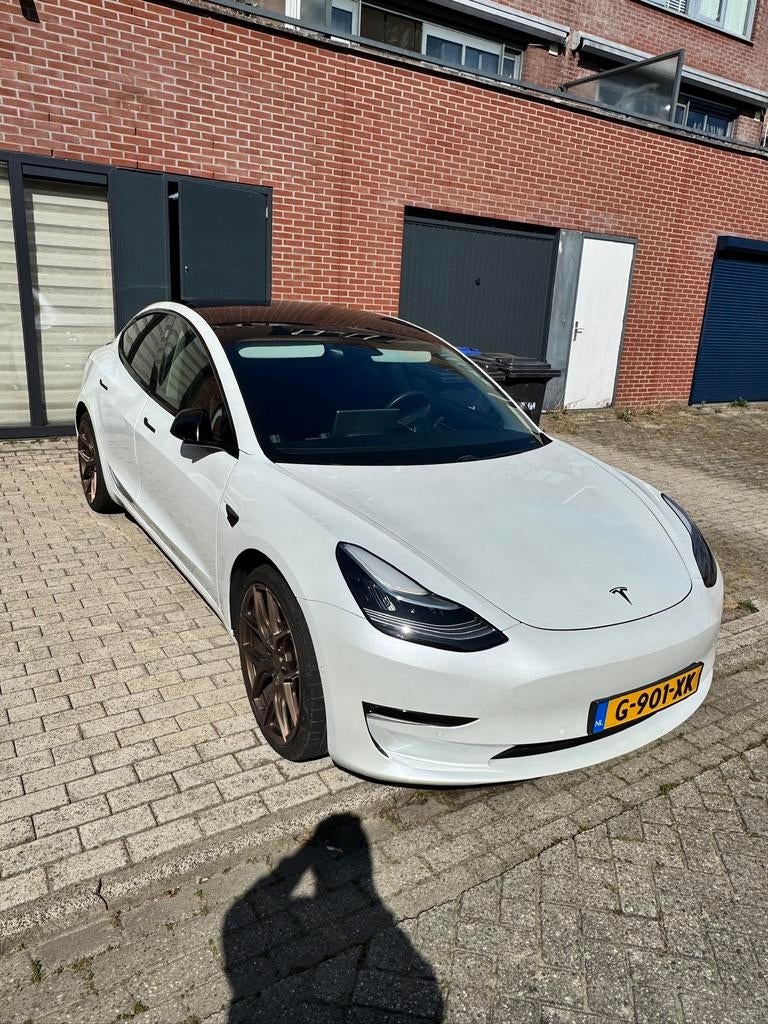 Tesla Model 3 performance 75kwh met 20 inch vossen velgen, Auto's, Tesla, Automaat, 1831 kg, Zwart, Wit