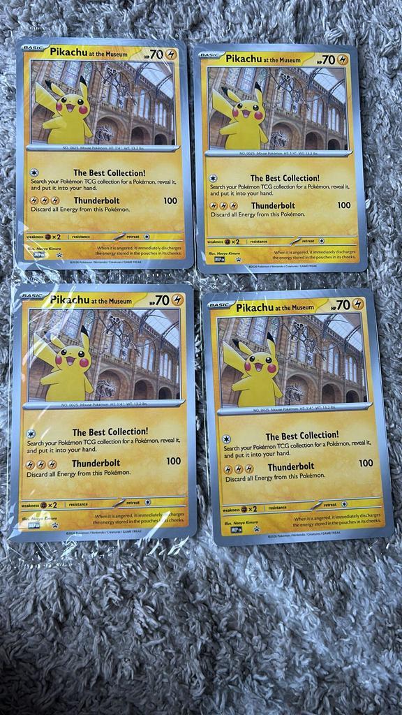 Pikachu at the Museum Promo Kaarten - Set van 4, Hobby en Vrije tijd, Verzamelkaartspellen | Pokémon, Nieuw, Losse kaart, Ophalen of Verzenden