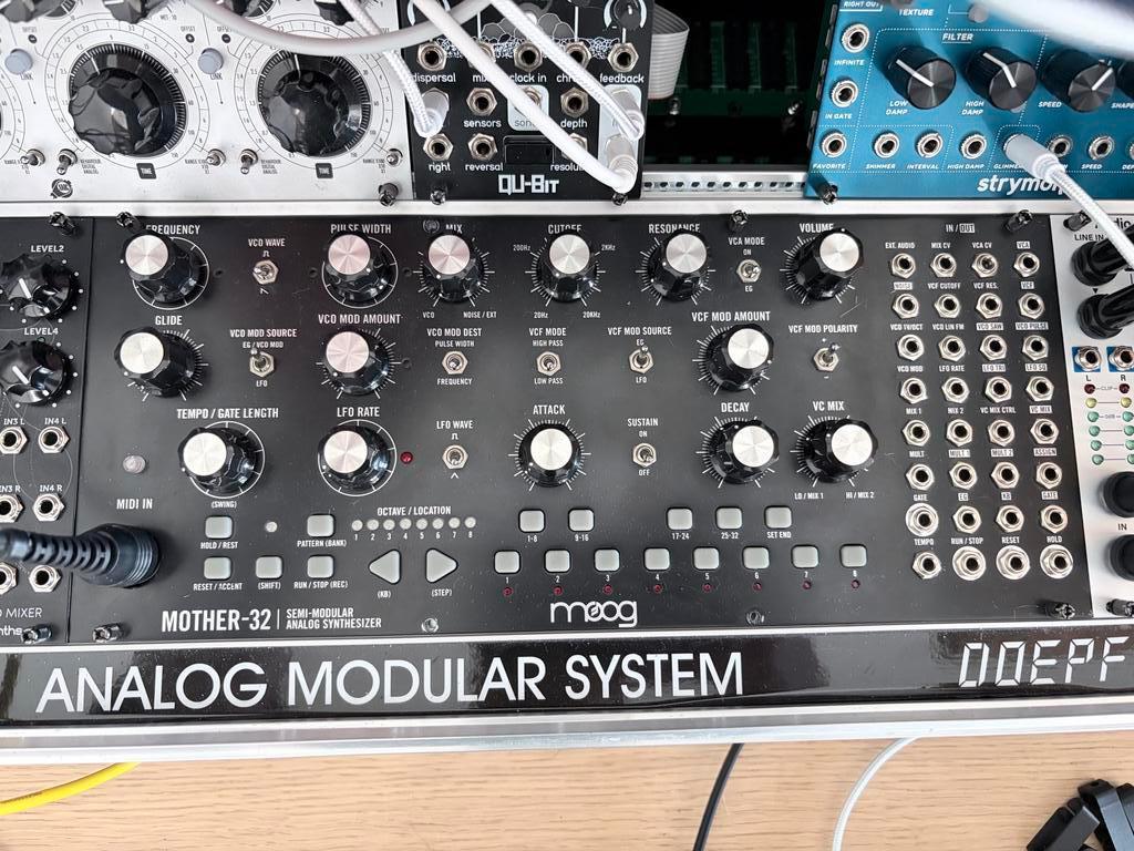 Moog Mother-32 Semi-Modulaire Synthesizer, Muziek en Instrumenten, Synthesizers, Overige merken, Zo goed als nieuw, Met midi-aansluiting