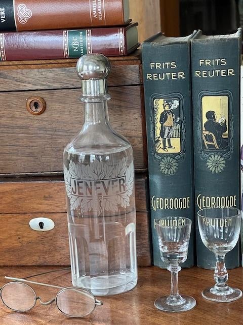 OUD JENEVERFLESJE MET ZILVEREN DOP, 2 BORRELGLAASJES, Antiek en Kunst, Antiek | Glas en Kristal, Verzenden