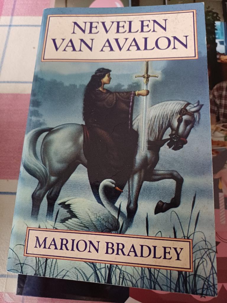 Marion Bradley Nevelen van Avalon 4 verhalen, Boeken, Ophalen, Gelezen, Marion Bradley