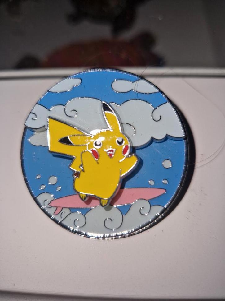 Pikachu Surfer Pin - Pokémon Speldje, Verzamelen, Speldjes, Pins en Buttons, Gebruikt, Speldje of Pin, Figuurtje, Ophalen of Verzenden
