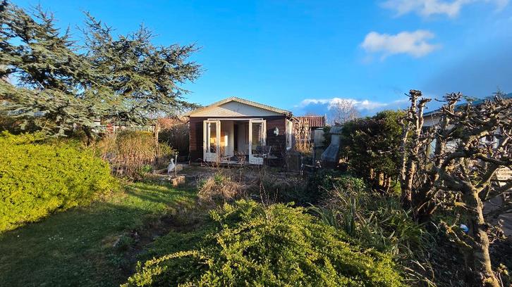 Tuinhuis op volkstuin, Tuin en Terras, Tuinhuizen, Gebruikt, Tuinhuis, Hout, 500 cm of meer, 400 cm of meer, 3 ramen of meer, Ophalen of Verzenden