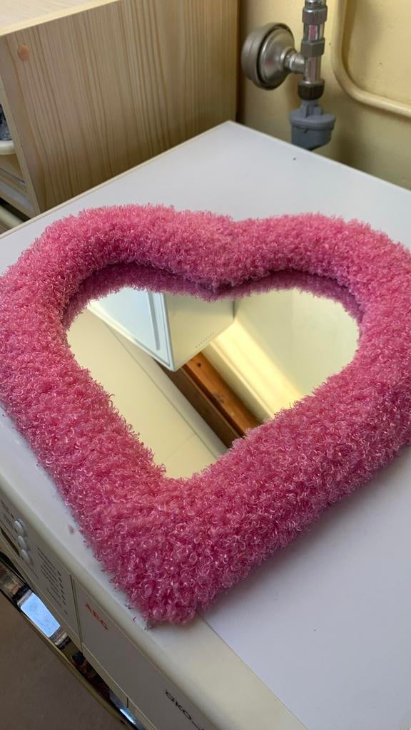 Roze hartvormige spiegel met pluizige rand nieuw, Huis en Inrichting, Woonaccessoires | Spiegels, Nieuw, Ophalen of Verzenden