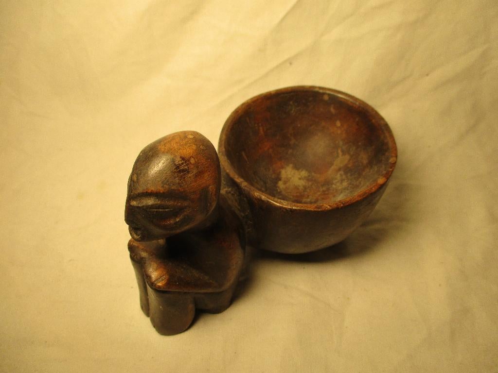 hout snijwerk beeldje schaaltje met mannetje Afrika, Ophalen of Verzenden