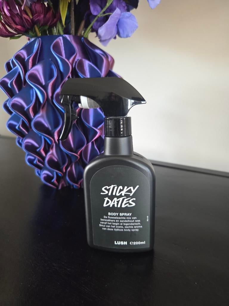 Lush Sticky Dates Bodyspray, Sieraden, Tassen en Uiterlijk, Uiterlijk | Parfum, Ophalen of Verzenden, Zo goed als nieuw
