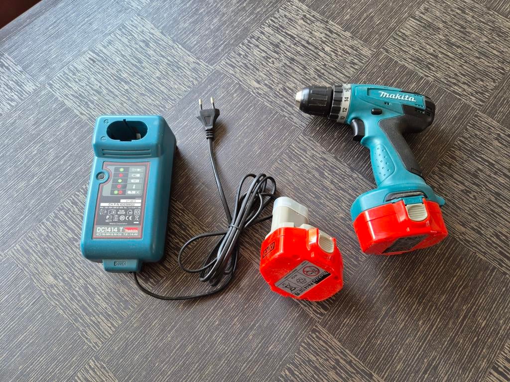 Makita Boor-/Schroefmachine met lader en accu, Gebruikt, Variabele snelheid, Ophalen of Verzenden, Boor- en Schroefmachine