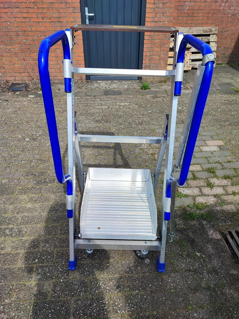 SVELT Trap met beugel - nieuw, Ophalen, Nieuw, 2 tot 4 meter