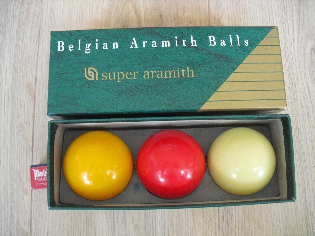 set 3 Biljart ballen in doos geel rood wit Aramith Belgisch, Ophalen of Verzenden, Zo goed als nieuw, Keu of Ballen