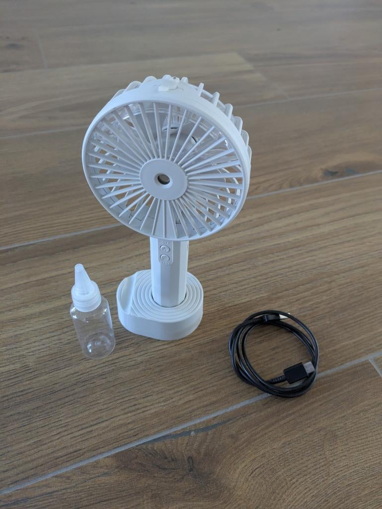 Ventilator hand/ bureau met mist functie, Ophalen of Verzenden, Nieuw, Tafelventilator