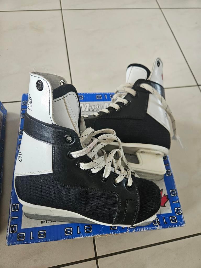 Maple Leaf kinder ijshockeyschaatsen - Maat 35, Sport en Fitness, IJshockey, Ophalen of Verzenden, Gebruikt, Schaatsen