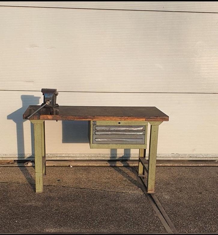 Stevige werkbank met bankschroef en opberglade, Doe-het-zelf en Verbouw, Werkbanken, Gebruikt, 120 tot 170 cm, Bankschroef, Ophalen