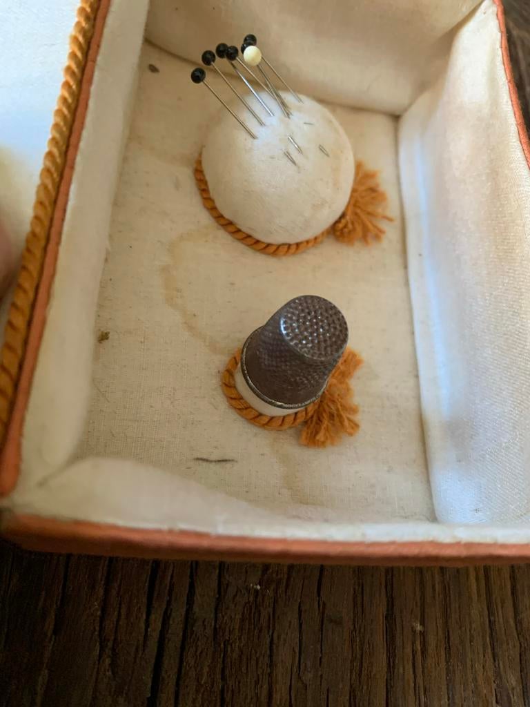 Oud naaigarnituur in stoffen doosje met vogelborduursel, Ophalen of Verzenden