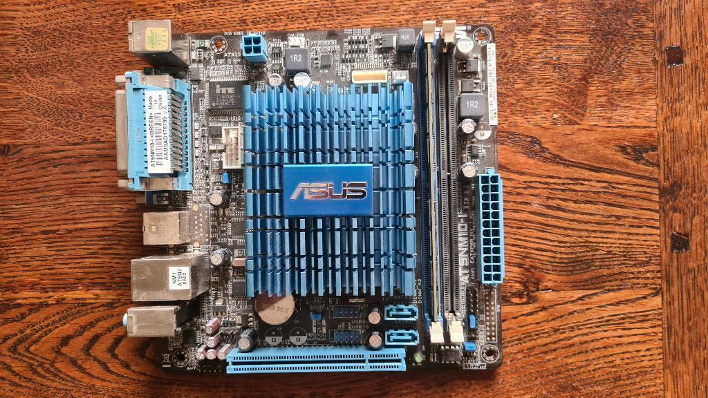 ASUS AT5NM10-I moederbord, Computers en Software, Moederborden, Gebruikt, Ophalen of Verzenden, Intel, DDR2