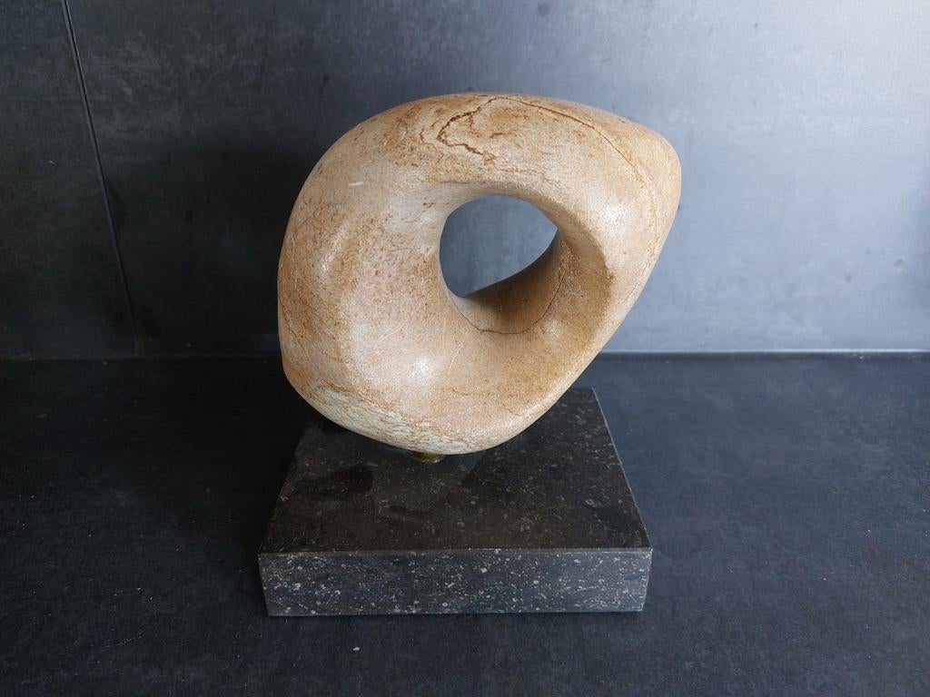 Abstracte Marmeren Sculptuur op Sokkel, Minder dan 20 cm, Ophalen of Verzenden, Beeld, Abstract