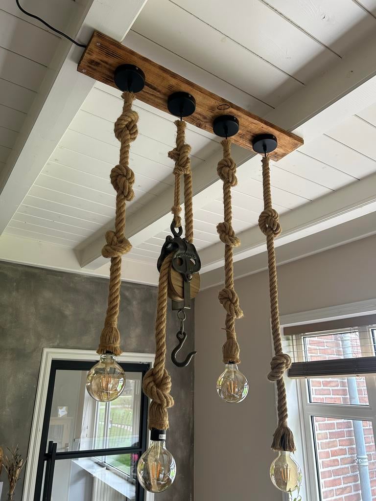 Industriële hanglamp met touw en katrol, Huis en Inrichting, Lampen | Hanglampen, Ophalen of Verzenden, Gebruikt, Hout, 75 cm of meer