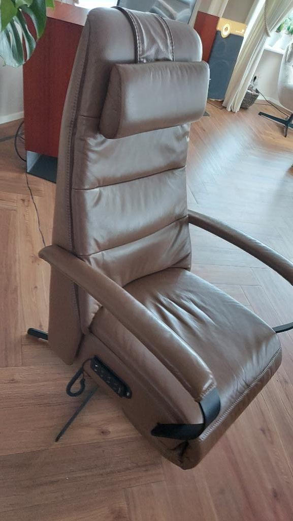 Prominent elektrische sta op stoel, Huis en Inrichting, Fauteuils, Ophalen, Minder dan 75 cm, Leer, Zo goed als nieuw