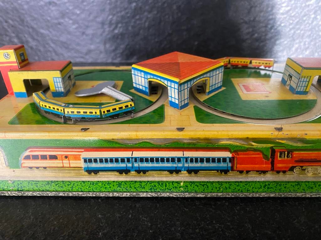 Blikken treinstation met opwindmechanisme, Verzamelen, Spoorwegen en Tramwegen, Ophalen of Verzenden, Gebruikt, Trein, Overige typen