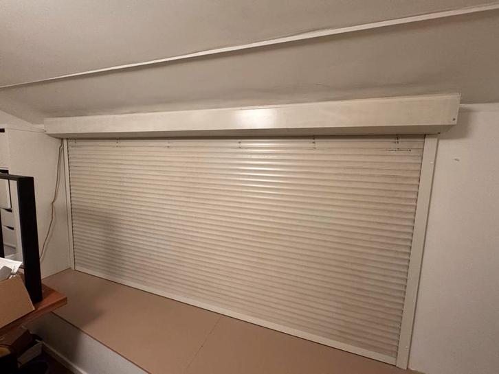 Elektrische rolluik 305x140 cm, Doe-het-zelf en Verbouw, Rolluiken, Gebruikt, 100 tot 150 cm, 200 cm of meer, Crème of Beige, Elektrische bediening