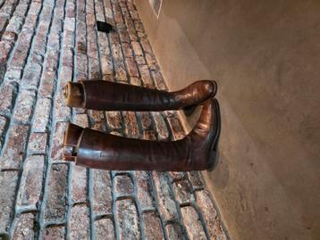 antieke lederen laarzen, met houten mal  beschikbaar voor biedingen