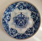 Delfts blauw bord met ophanghaakje., Verzamelen, Koninklijk Huis en Royalty, Nederland, Gebruikt, Ophalen of Verzenden, Servies