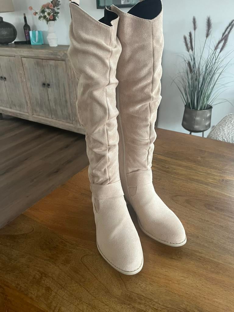Nieuwe beige suede laarzen, Ophalen of Verzenden, Nieuw, Beige, Hoge laarzen