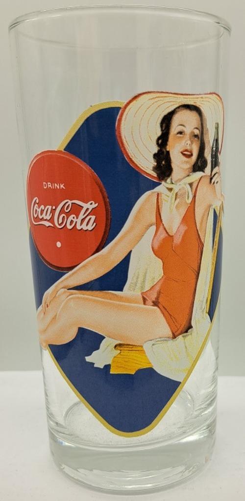 Coca-Cola Glas Pin-up in badpak, Verzamelen, Merken en Reclamevoorwerpen, Zo goed als nieuw, Gebruiksvoorwerp, Ophalen of Verzenden