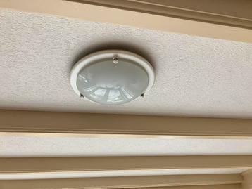 Plafondlamp met glazen kap beschikbaar voor biedingen