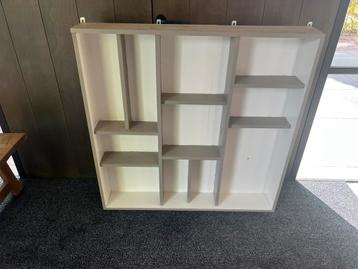 Leuk vakkenkastje voor aan de muur beschikbaar voor biedingen