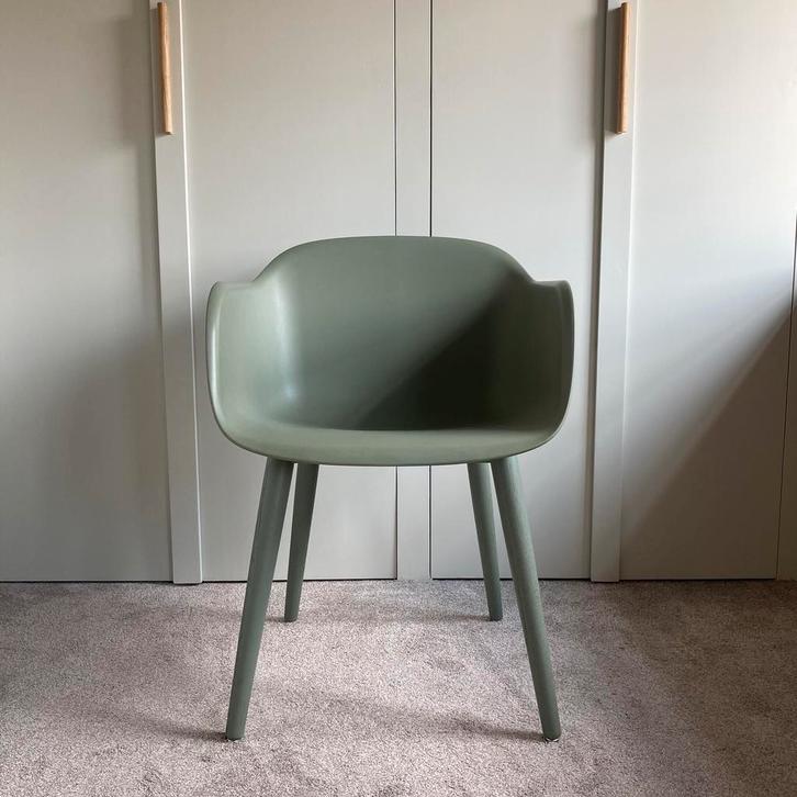 Muuto fiber eetkamerstoel groen met houten onderstel, Huis en Inrichting, Stoelen, Zo goed als nieuw, Eén, Hout, Kunststof, Overige kleuren