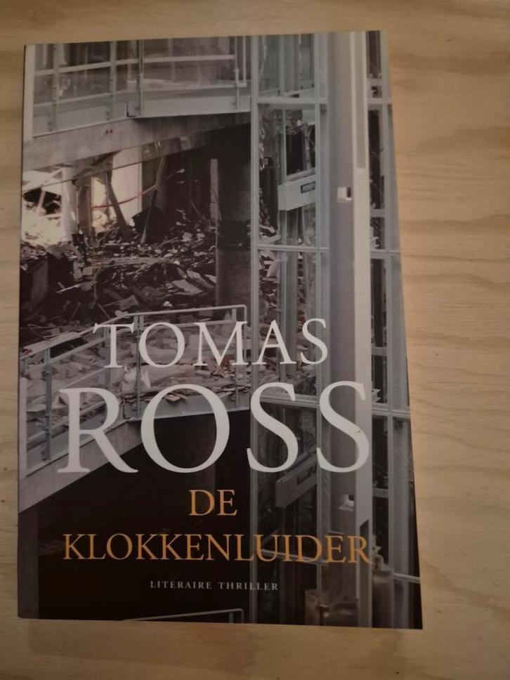 De Klokkenluider - Tomas Ross, Boeken, Thrillers, Gelezen, Nederland, Ophalen of Verzenden
