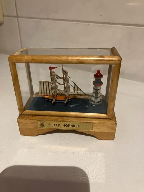 Vintage Cap Hornier Diorama Zeilschip Vuurtoren Glazen Kastj, Antiek en Kunst, Antiek | Woonaccessoires, Ophalen of Verzenden