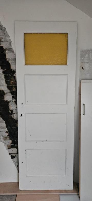 Oude Bruynzeel deur (1926) met geel glas beschikbaar voor biedingen