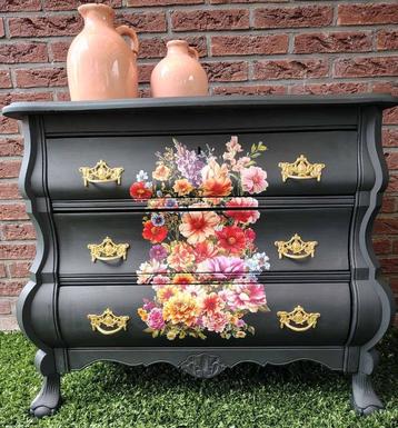 Schattig zwart buikkastje met bloemen beschikbaar voor biedingen