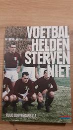 Voetbal Helden Sterven Niet - Ruud Doevendans, Boeken, Ophalen of Verzenden